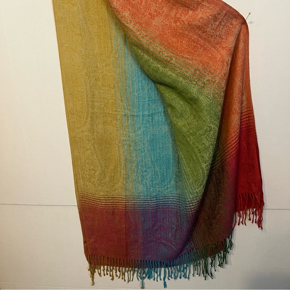 Multicolored woven fringe scarf. - Picture 2 of 2
